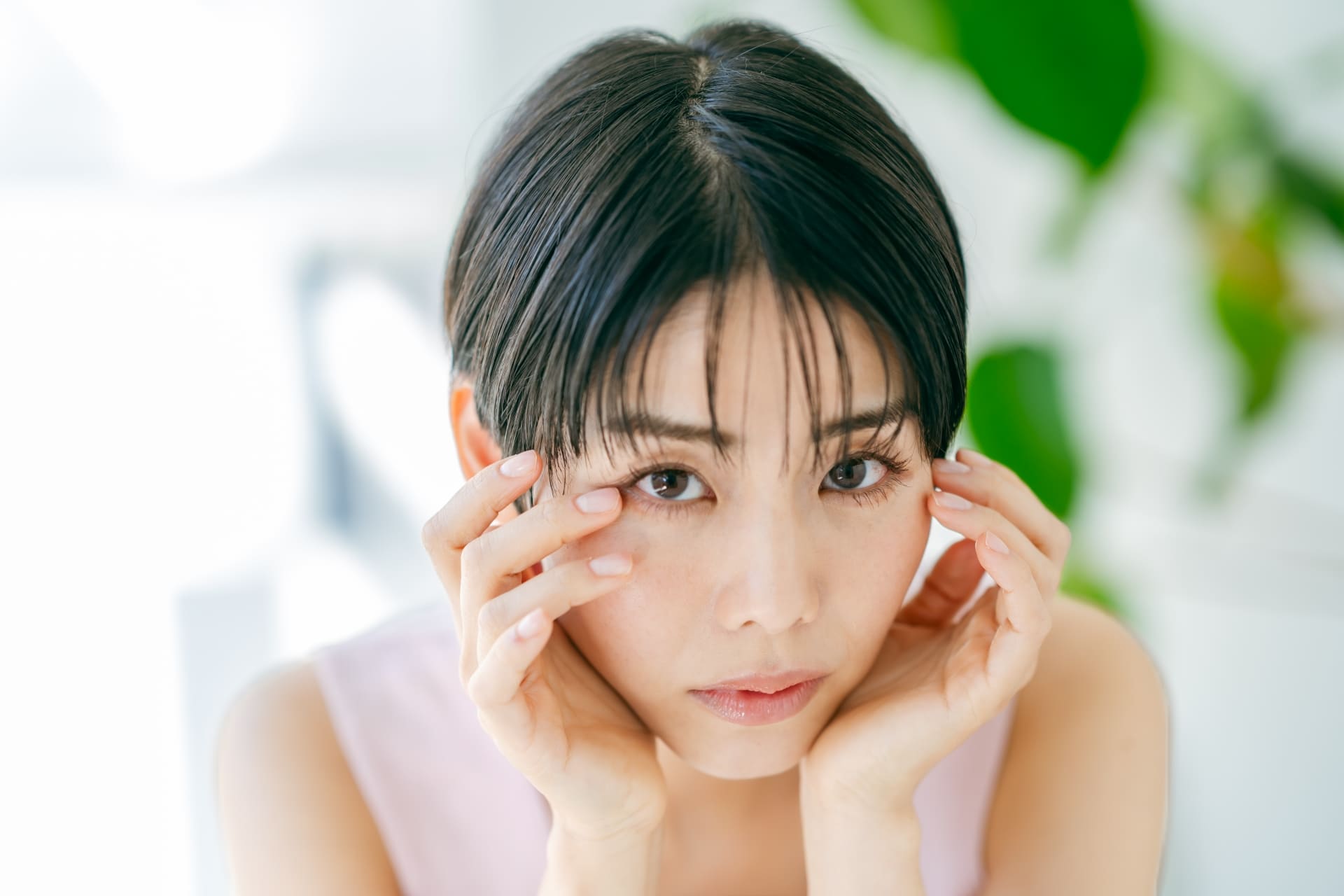 ヘアカットの短髪で魅せる!大人の清潔感と小顔を叶える設計図