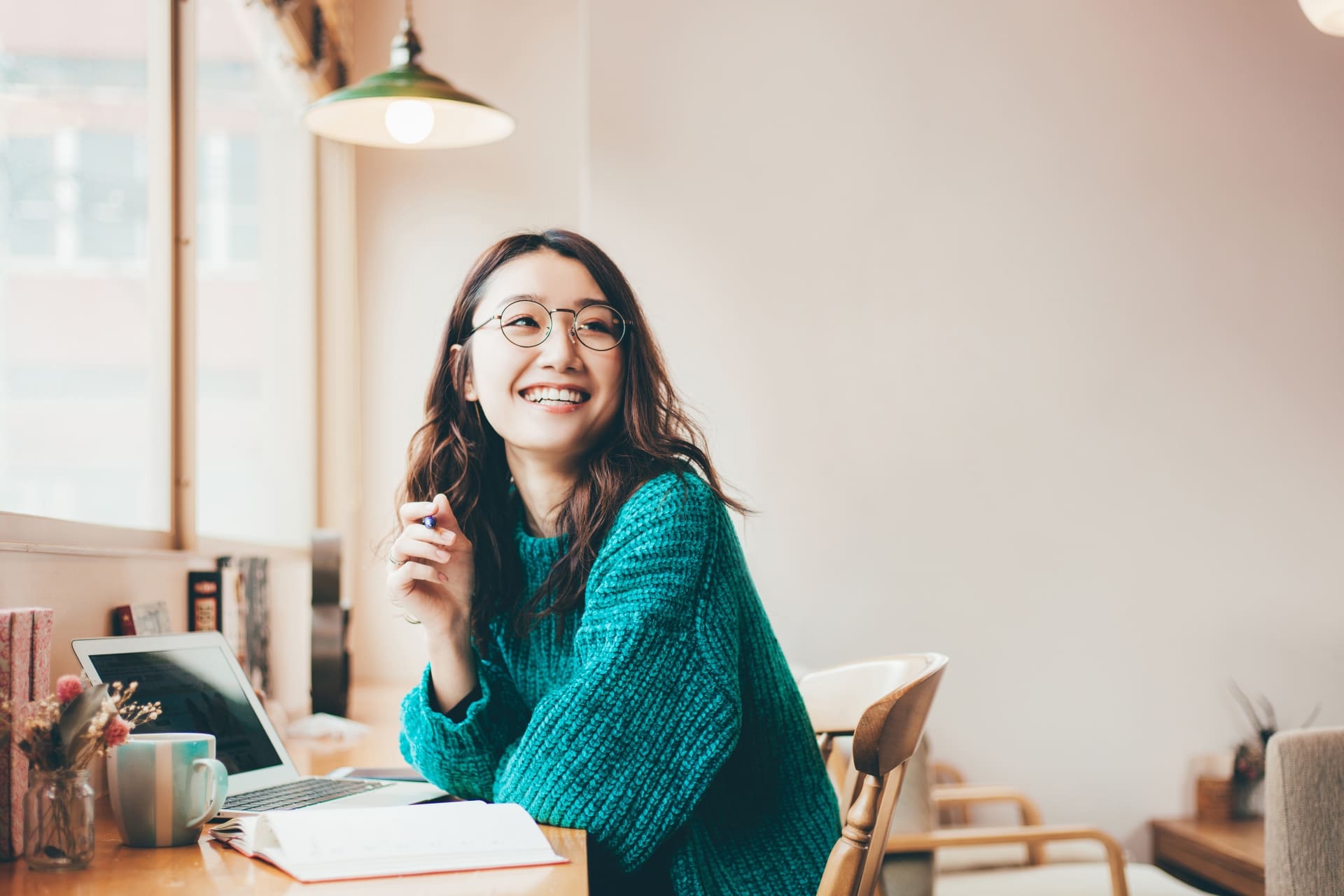 眼鏡に似合うヘアカットの秘訣|耳周りの空間設計で知的な横顔へ